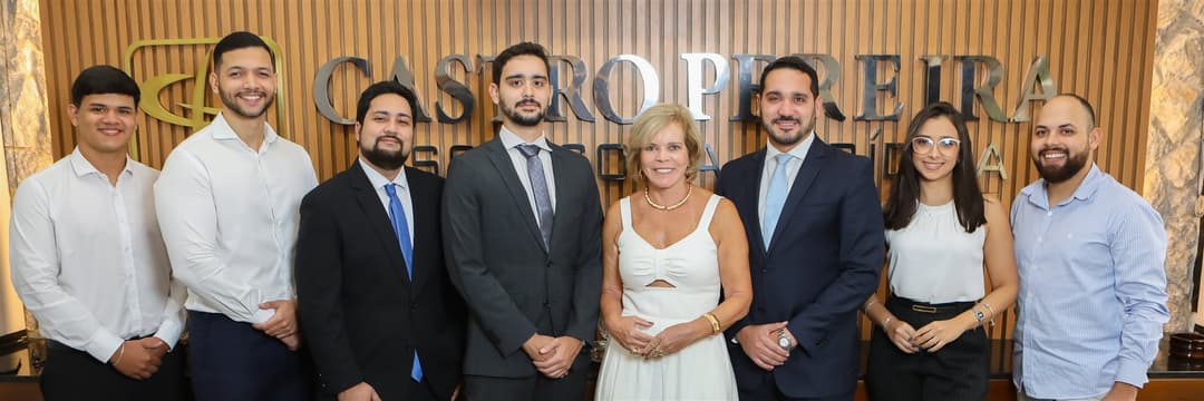 Equipe completa do escritório reunida na recepção