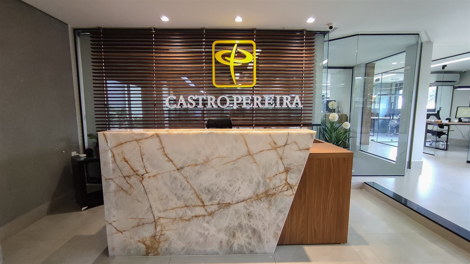 Recepção do escritório Castro Pereira Advogados em Goiânia